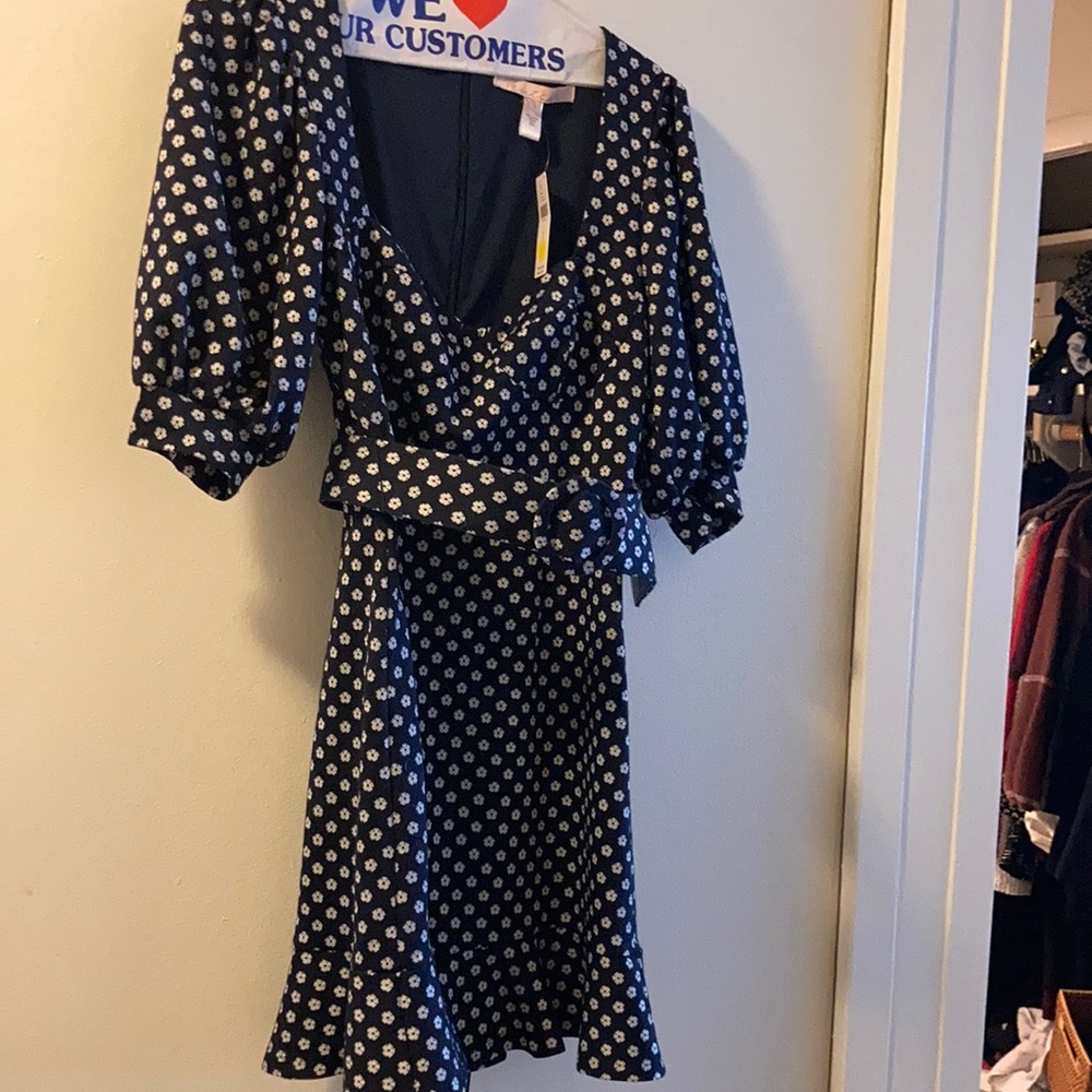 Sized zero dress from Anthropologie. Flower print, built in belt flattering